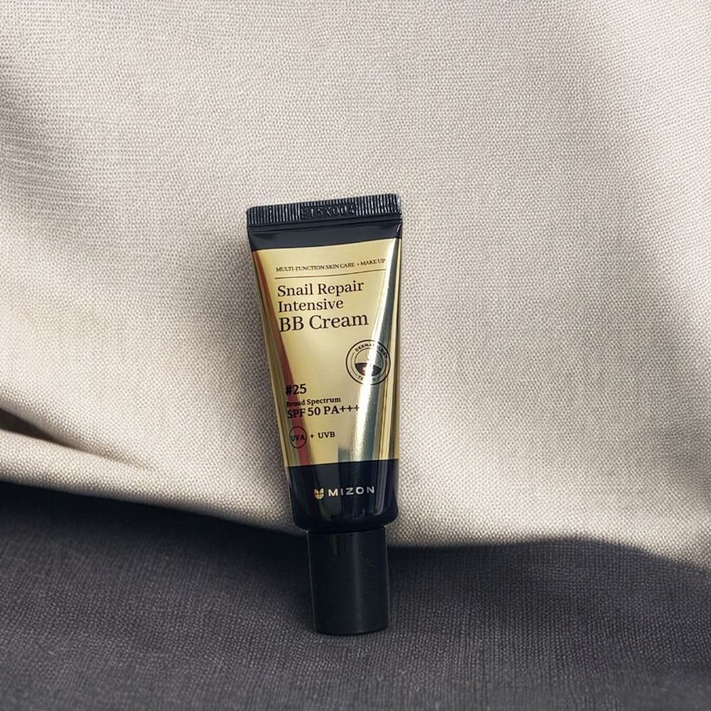 Tube BB Cream. Gouden tube met zwarte dop. Opschrift: Snail Repair Intensive BB Cream, SPF50+ Nr. 25, MIZON.