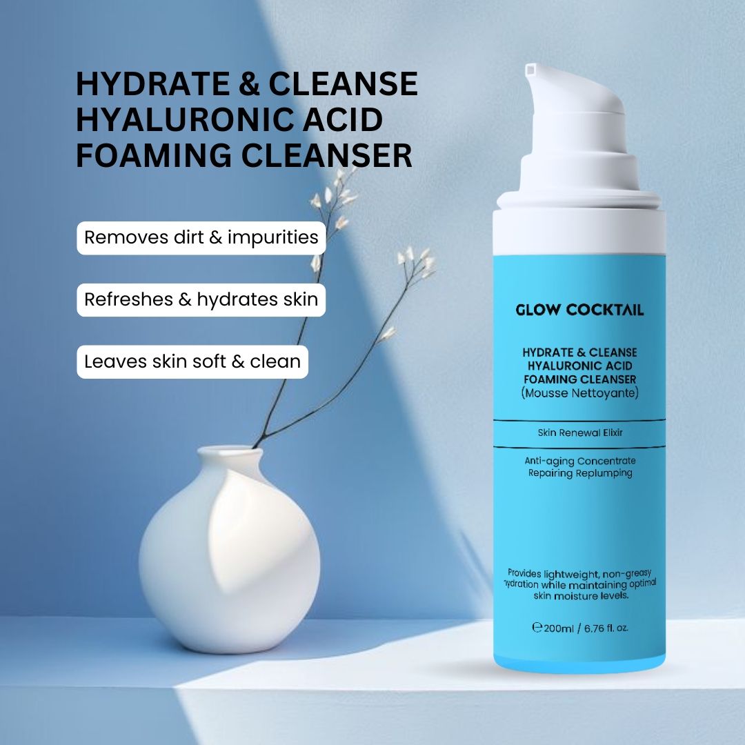 Flacon turquoise avec pompe blanche. Inscription : Glow Cocktail, Hydrate & Cleanse, Hyaluronic Acid, Foaming Cleanser. Vase blanc.