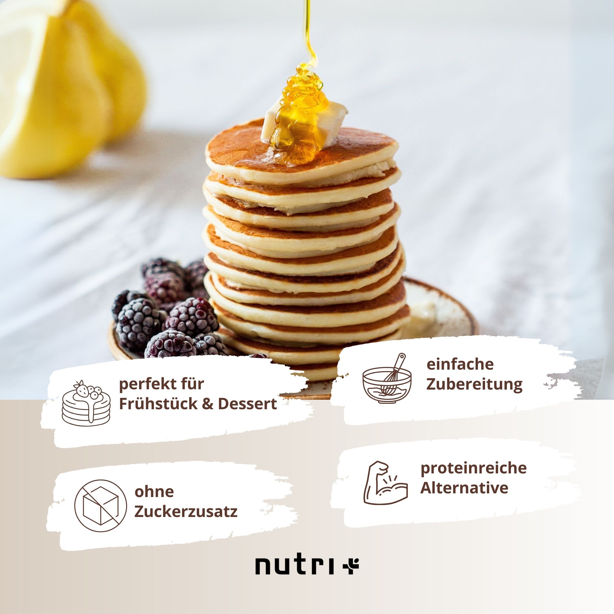 Pile de crêpes avec miel et baies. Texte: Parfait pour le petit déjeuner ou en dessert, préparation simple, sans sucres ajoutés, alternative riche en protéines.
