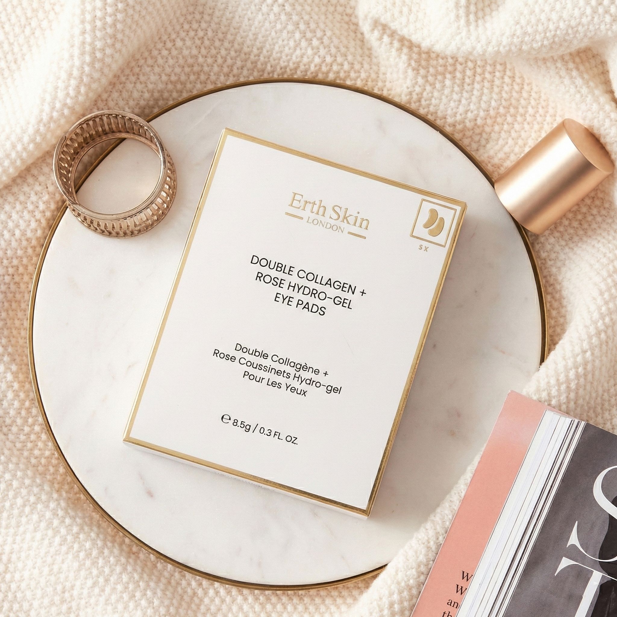 Emballage des patchs hydrogel double collagène + rose ErthSkin London sur une assiette en marbre.
