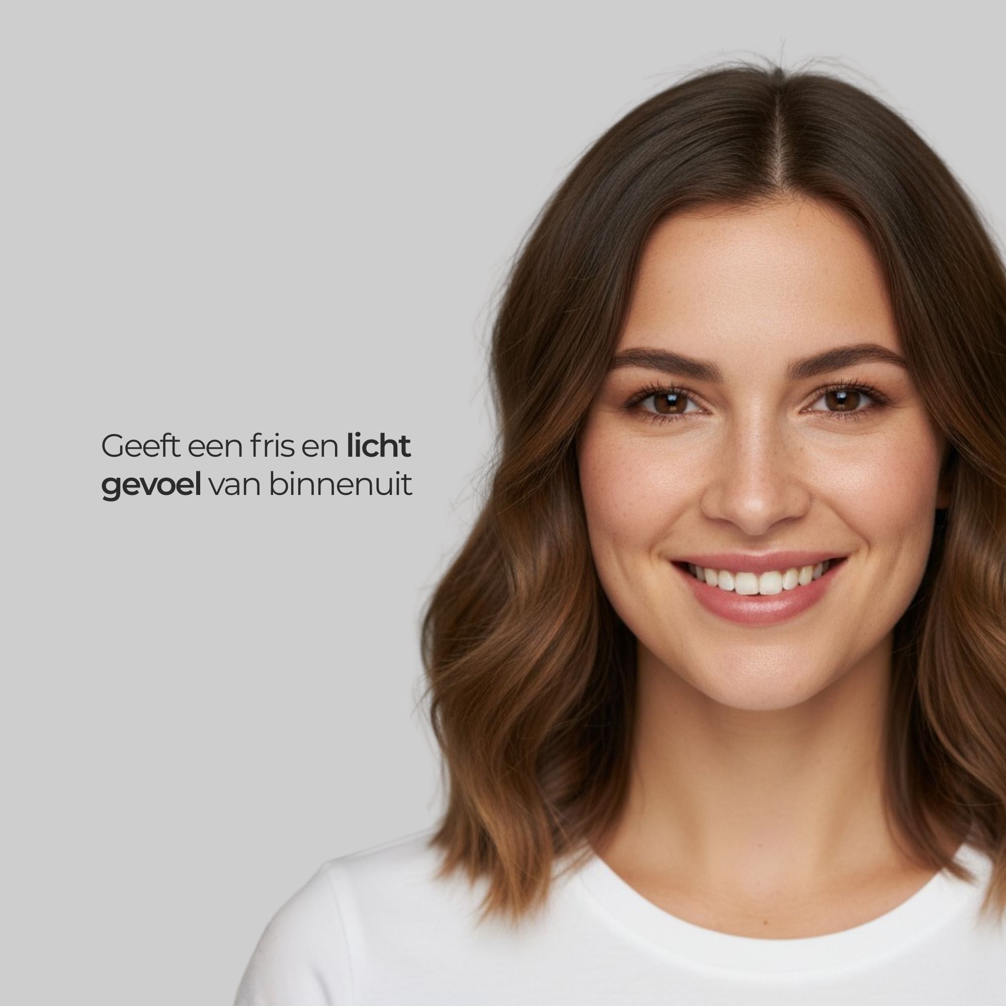 Portret van een lachende vrouw met bruin haar. Tekst: Geeft een fris en licht gevoel van binnenuit.
