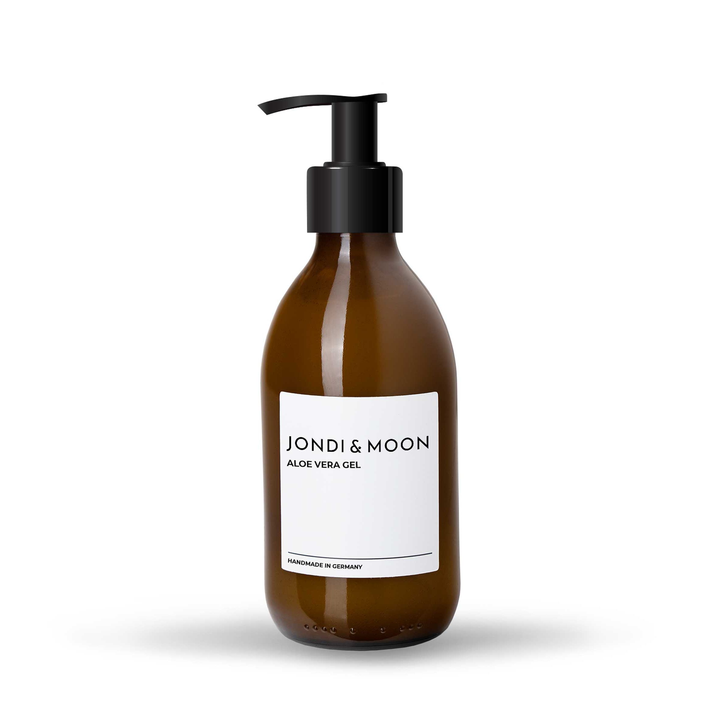 Flacon en verre brun avec pompe noire. Étiquette blanche avec texte: JONDI & MOON, Aloe Vera Gel. Fabriqué en Allemagne.