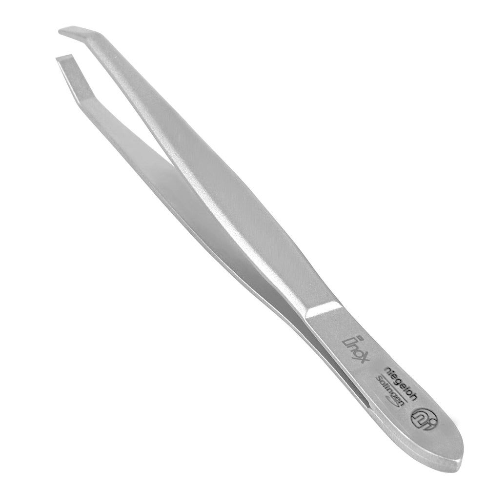 Gebogen pincet van roestvrij staal. Merk Niegeloh Solingen, Inox. Zichtbare kenmerken: gebogen punten, zilverkleurig.