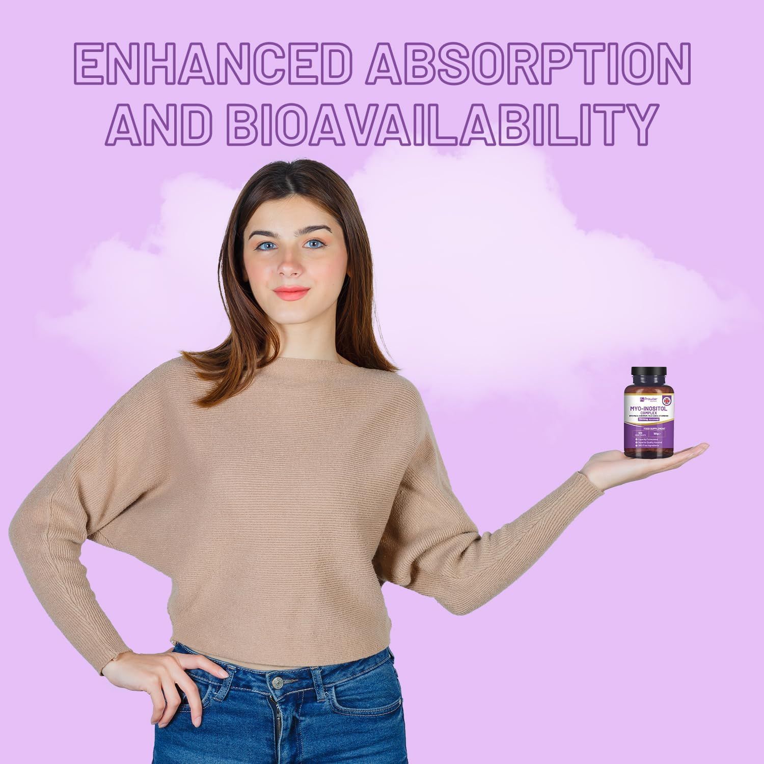 Femme tenant un flacon de Myo-Inositol Complex. Inscription: 7000mg par portion. Végétalien. Fond violet avec nuages. Produit en main.