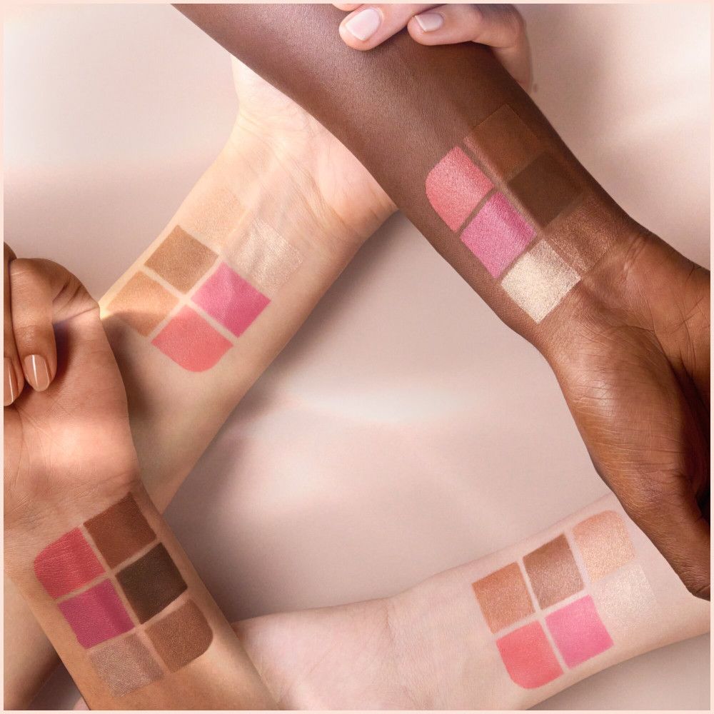 Armen met verschillende huidtinten tonen kleurmonsters. Elk monster bevat zes tinten, waaronder blush, bronzer en highlighter.