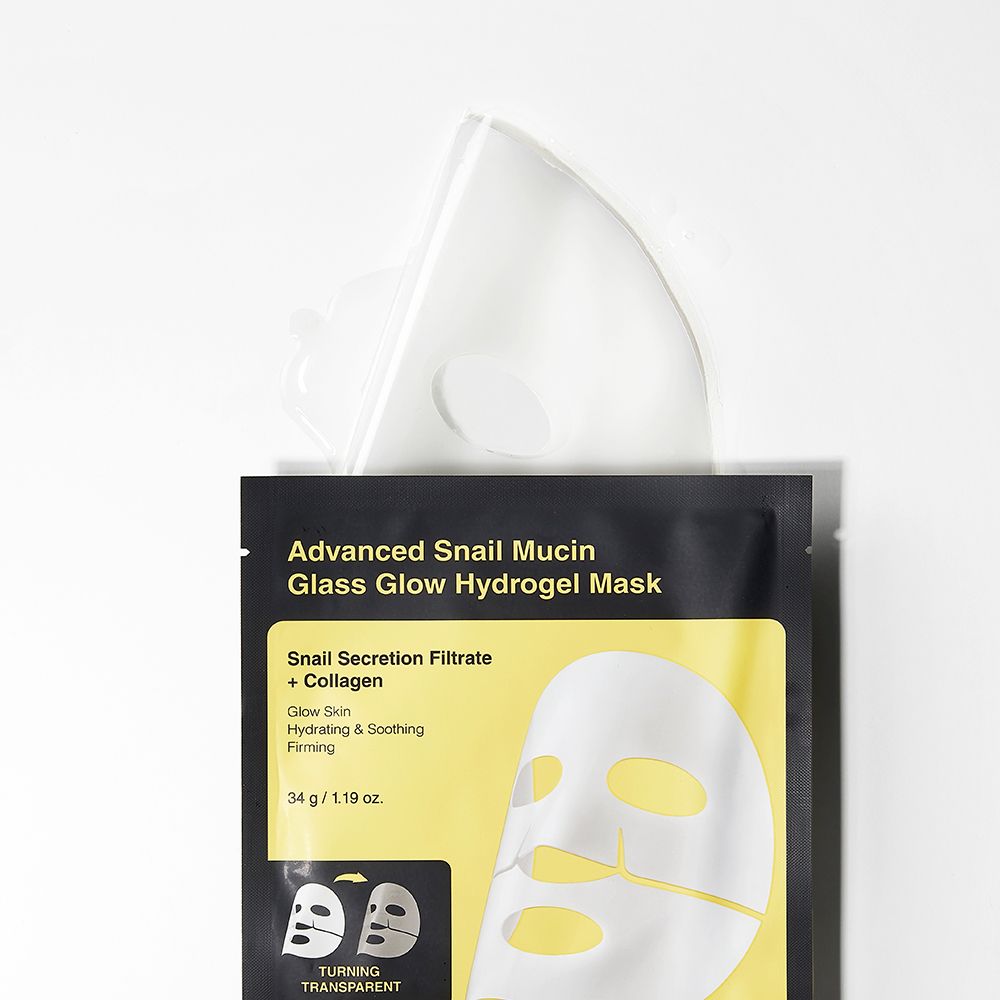 Advanced Snail Mucin Glass Glow Hydrogel Mask die uit de verpakking steekt.