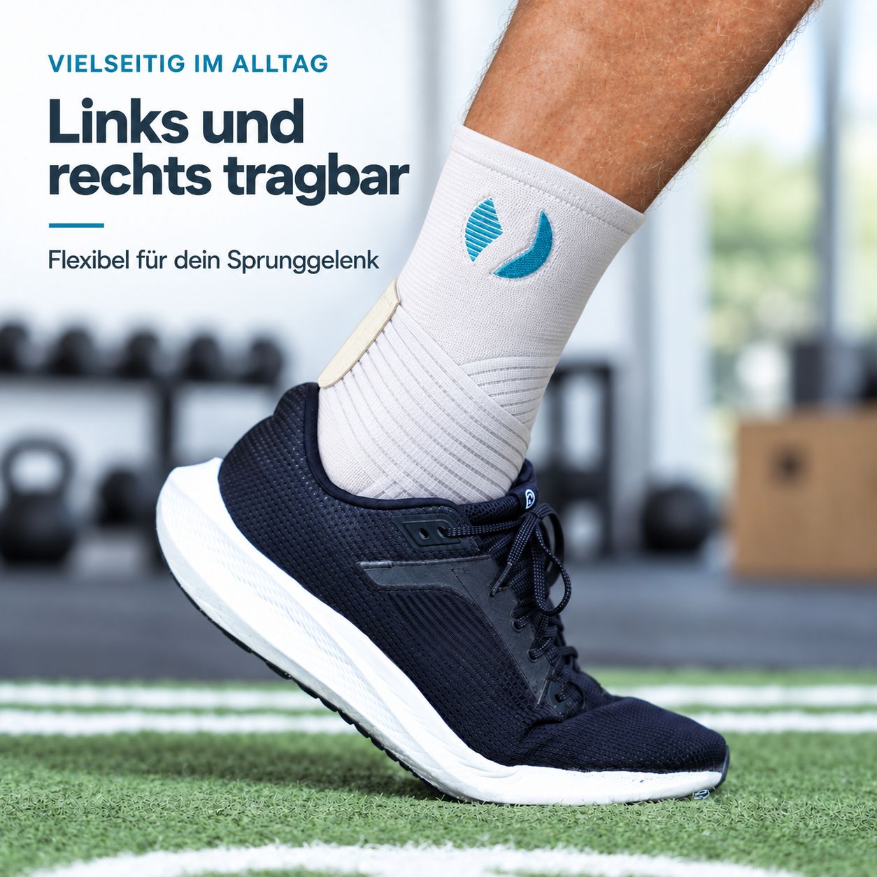 Genouillère beige avec logo bleu et fermeture velcro, portée avec une chaussure de sport noire.
