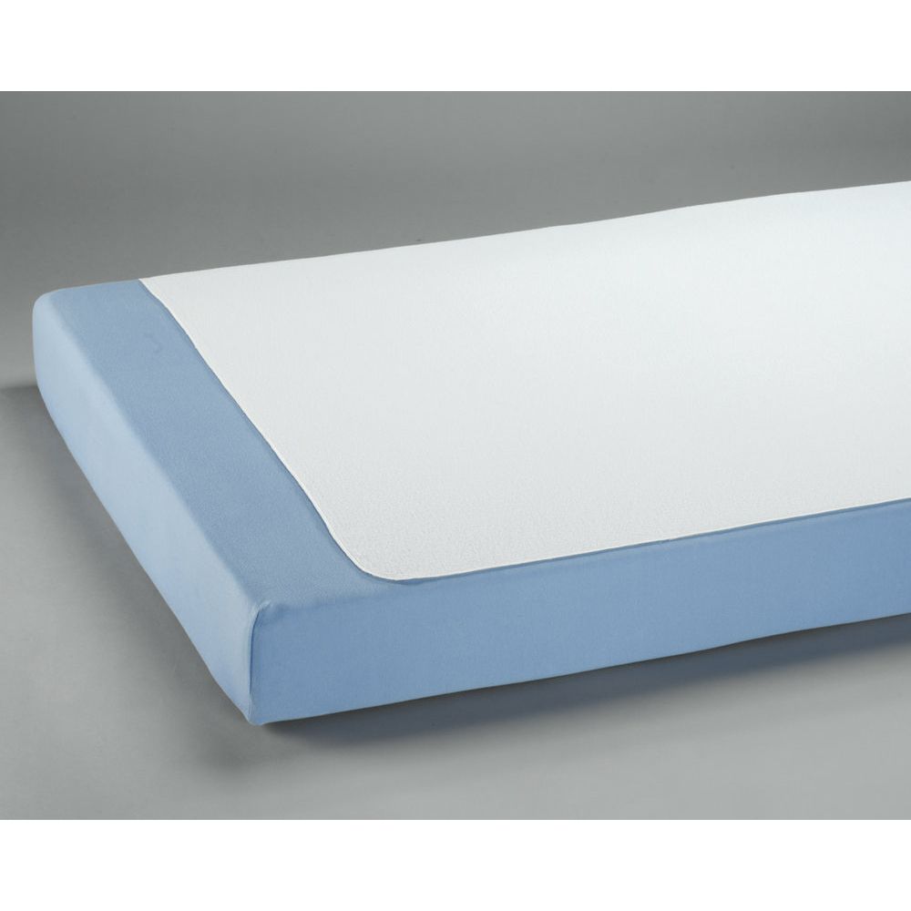 Matelas bleu avec sur-matelas en éponge blanc. Le sur-matelas recouvre partiellement le matelas. Le bord du matelas est bleu.