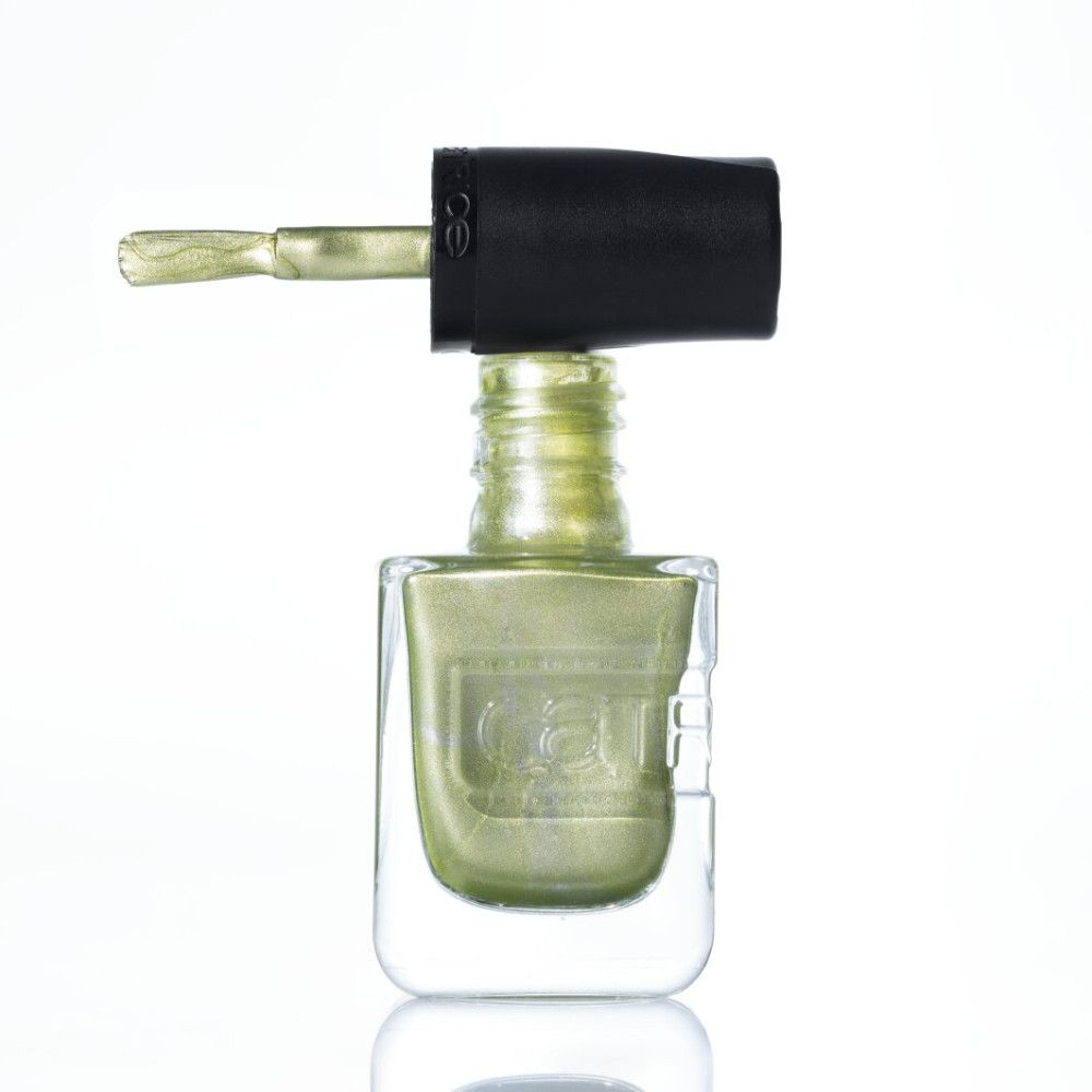 Flesje lichtgroene nagellak met zwarte applicator en kwast.