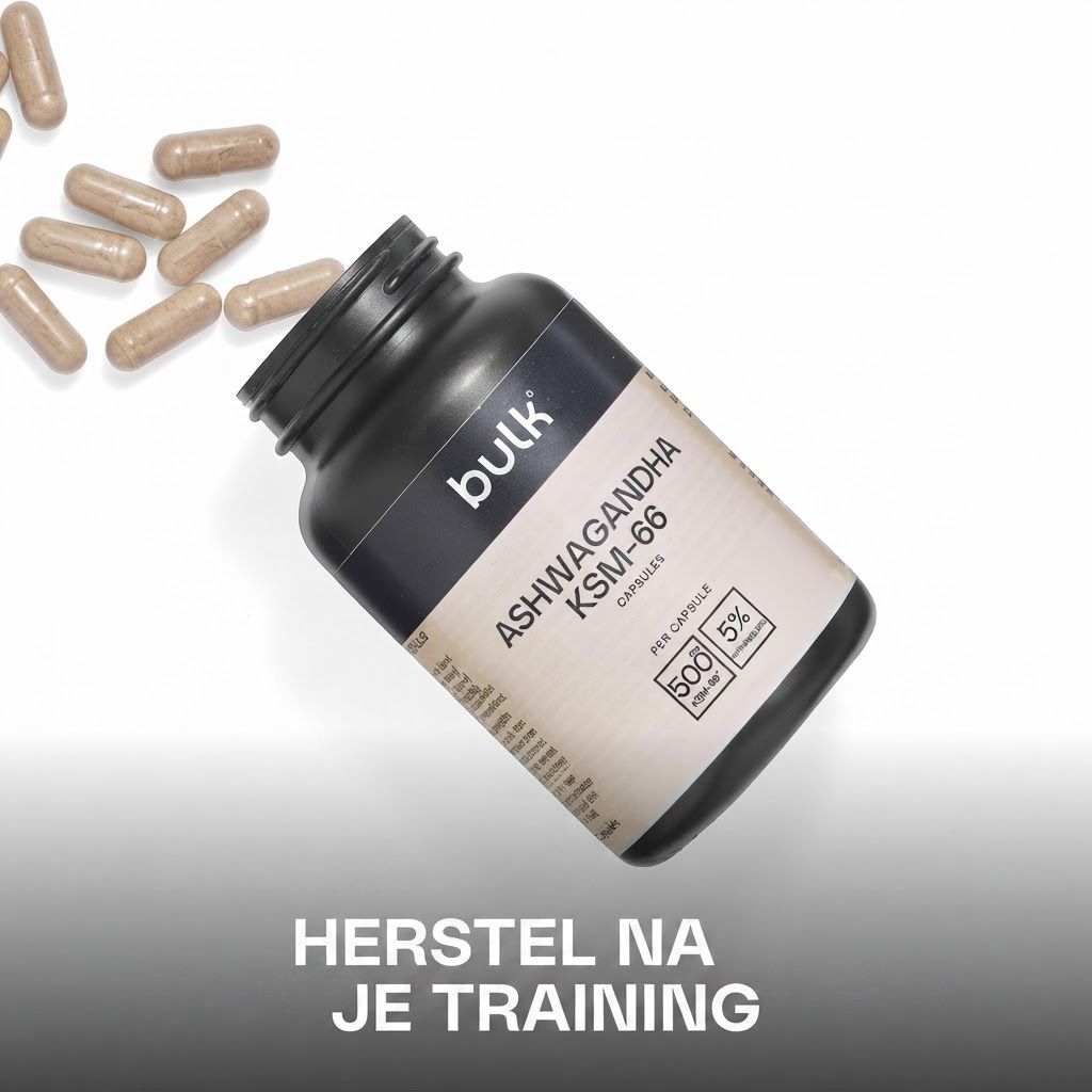 Fles met Ashwagandha KSM-66 capsules, 500mg per capsule. Enkele capsules ernaast.