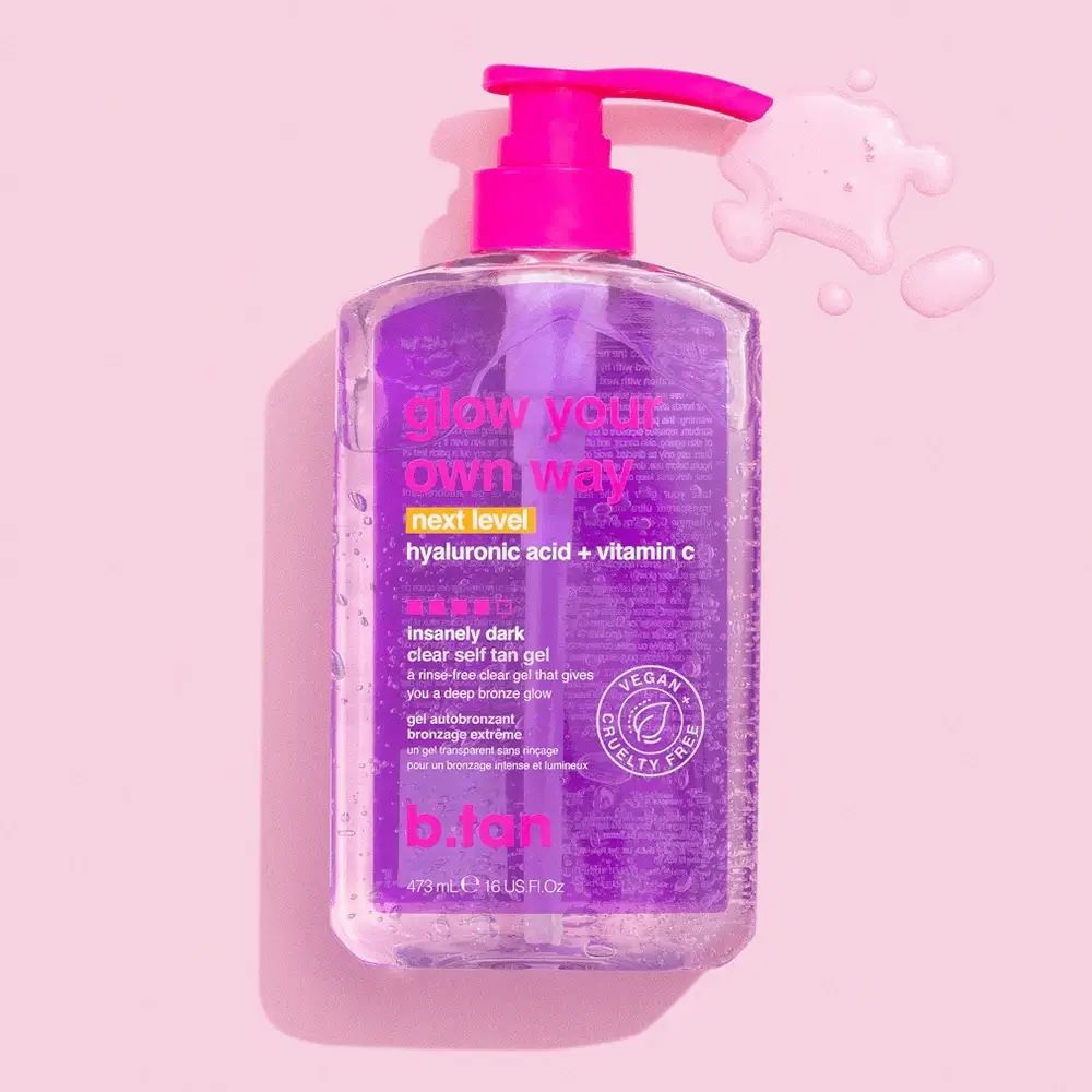 Transparante fles met roze pomp. Gel druppels ernaast. Opschrift: glow your own way next level. Vegan label.