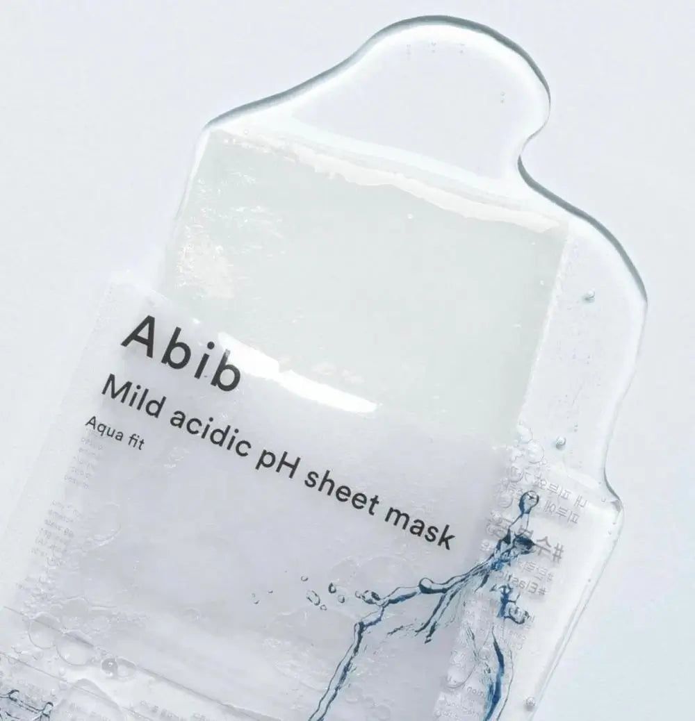 Gros plan du masque facial ABIB Milde Säure pH Aqua Fit. Emballage avec nom du produit et motif d'eau. Fond : blanc.