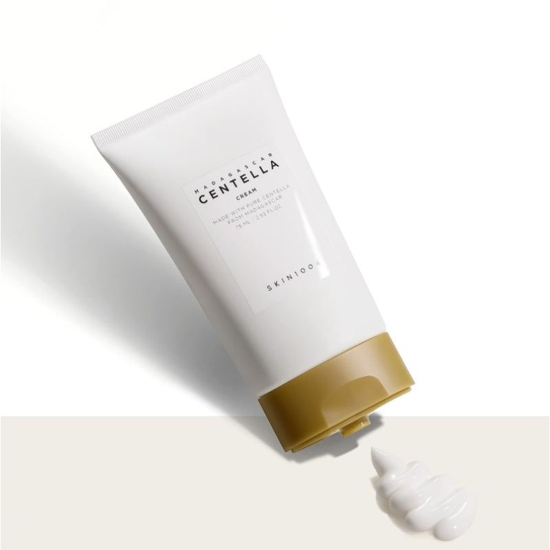 Crème blanche sortant d'un tube. Inscription: MADAGASCAR CENTELLA CREAM. Marque SKIN1004.