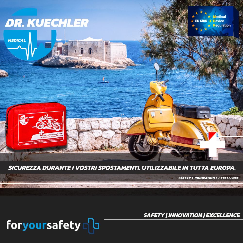 Rode EHBO-tas naast gele scooter. EU MDR-certificering. Tekst: Sicurezza durante i vostri spostamenti.