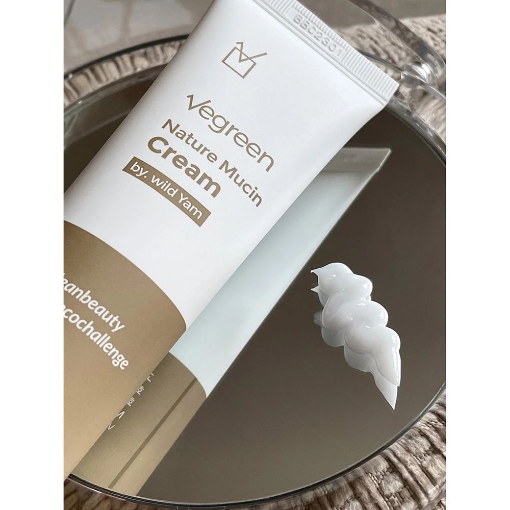 Tube de crème sur miroir. Inscription: Vegreen Nature Mucin Cream. À côté, une noisette de crème. #cleanbeauty #anyecochallenge.