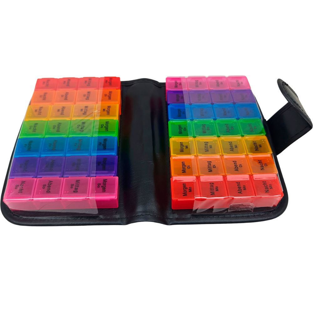 Open pillendoos met gekleurde compartimenten. Zwarte leren etui met riemgesp.