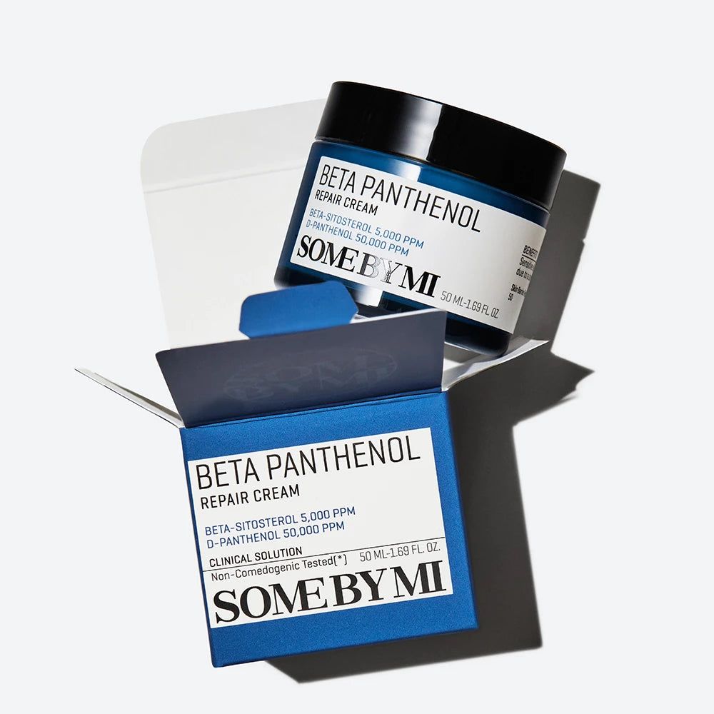 Blauwe doos met crème pot. Op de pot en de doos staat "BETA PANTHENOL REPAIR CREAM" en "SOME BY MI".