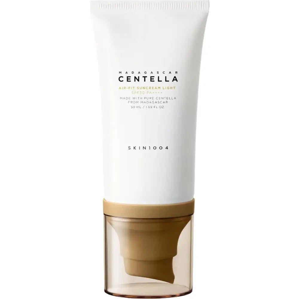 Tube blanc avec bouchon marron. Inscription: MADAGASCAR CENTELLA AIR-FIT SUNCREAM LIGHT. Nom du produit et marque visibles.