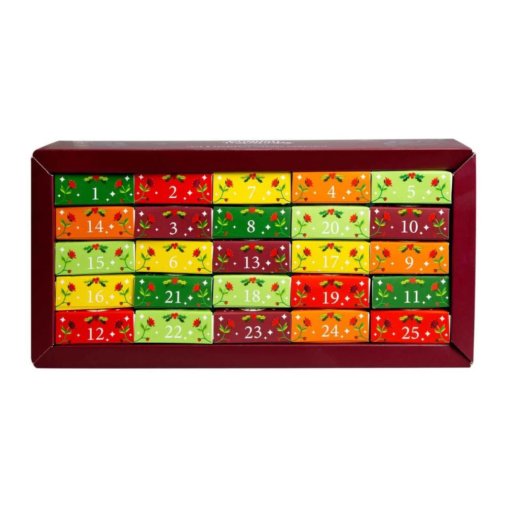 Geopende adventskalenderdoos met 25 theezakjes. Elk vakje met nummer en kerstontwerp. Rode doos.