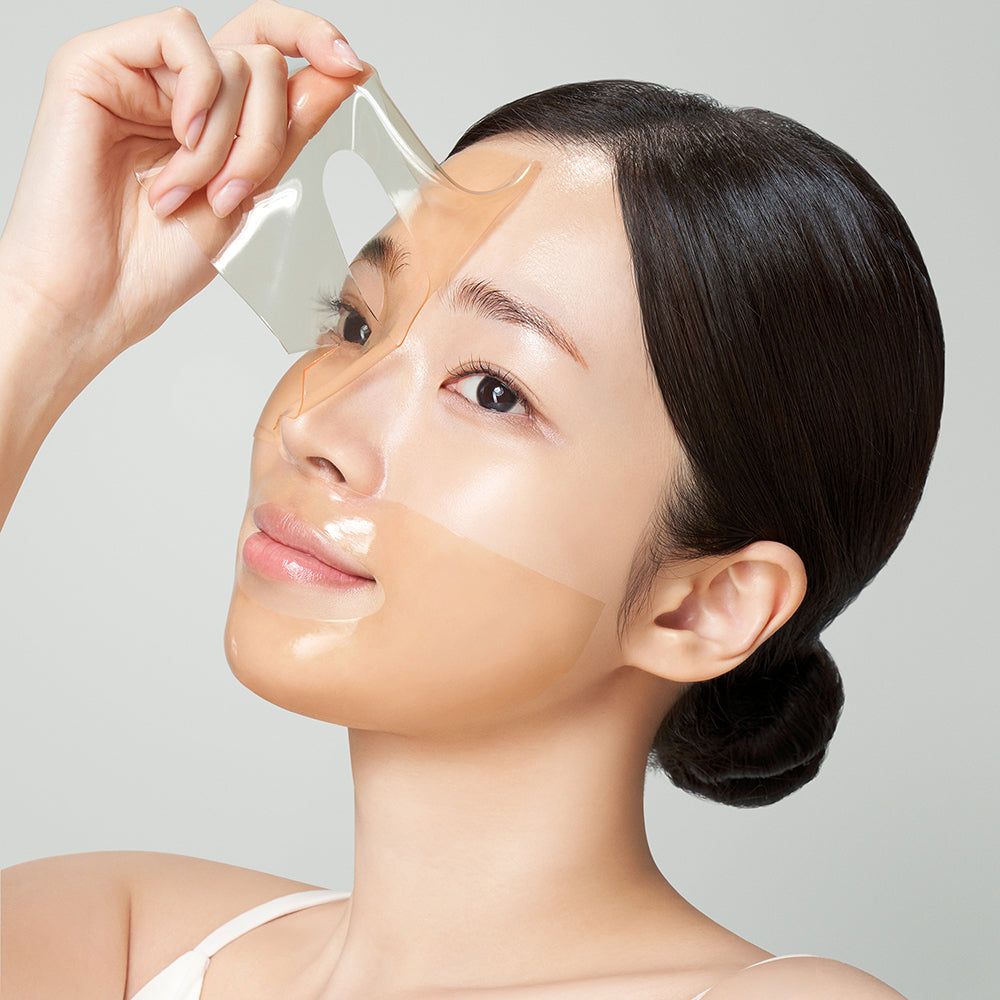 Une femme applique un masque gel raffermissant PDRN Madeca Lab.
