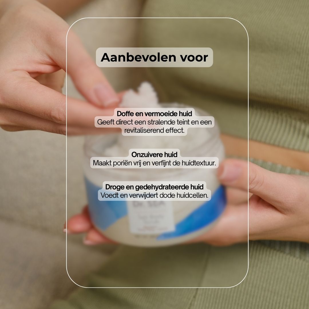 Handen houden een pot bodyscrub vast. Tekst: Aanbevolen voor droge, doffe, onzuivere huid.