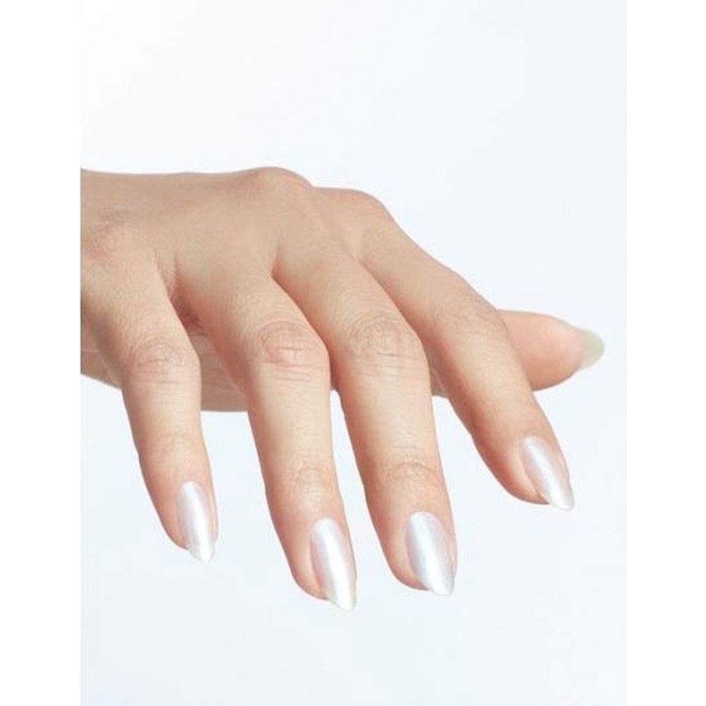 Main avec ongles vernis. Le vernis est clair et légèrement irisé.
