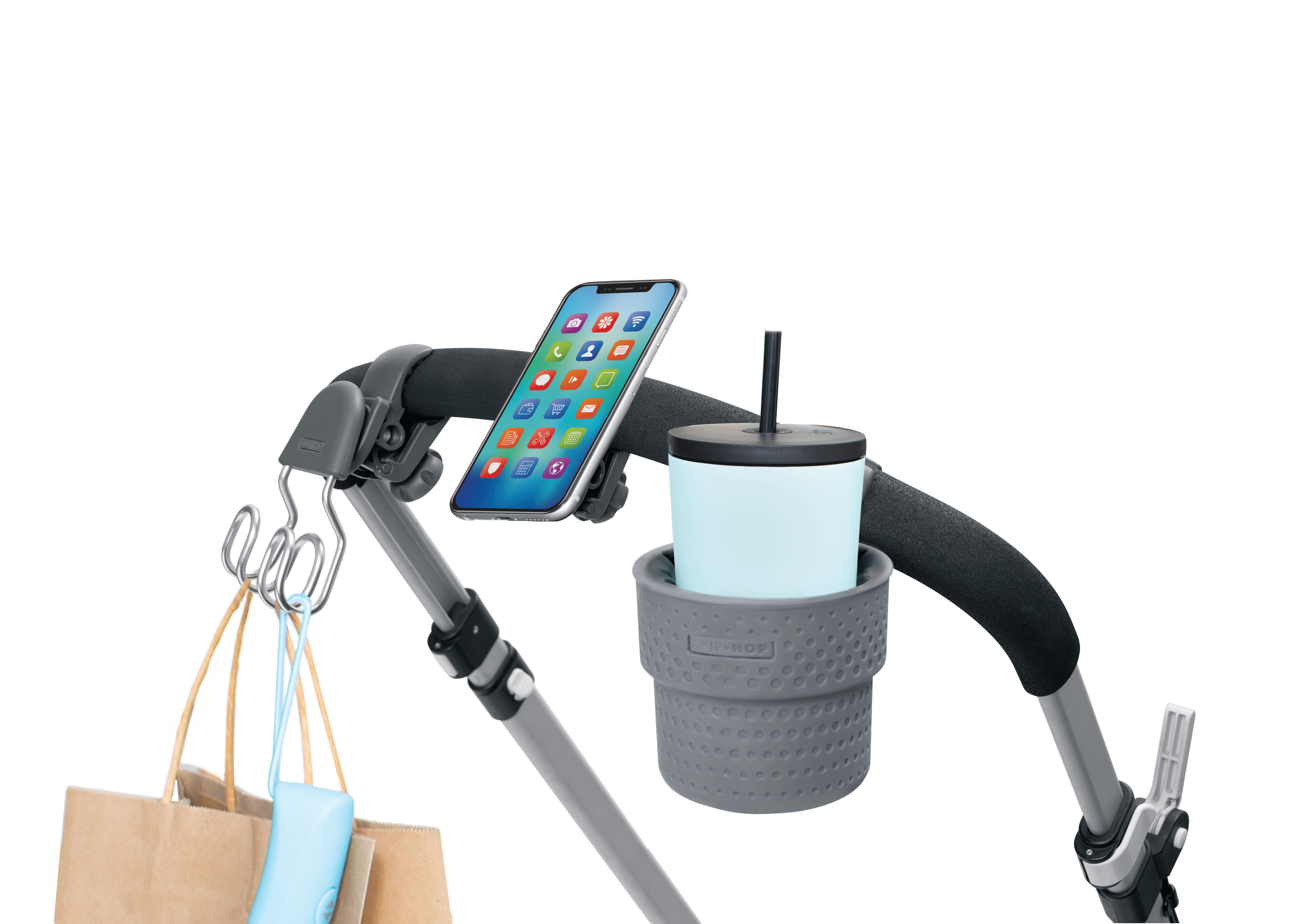 Poussette avec support téléphone, porte-gobelet et sacs. Téléphone avec écran.