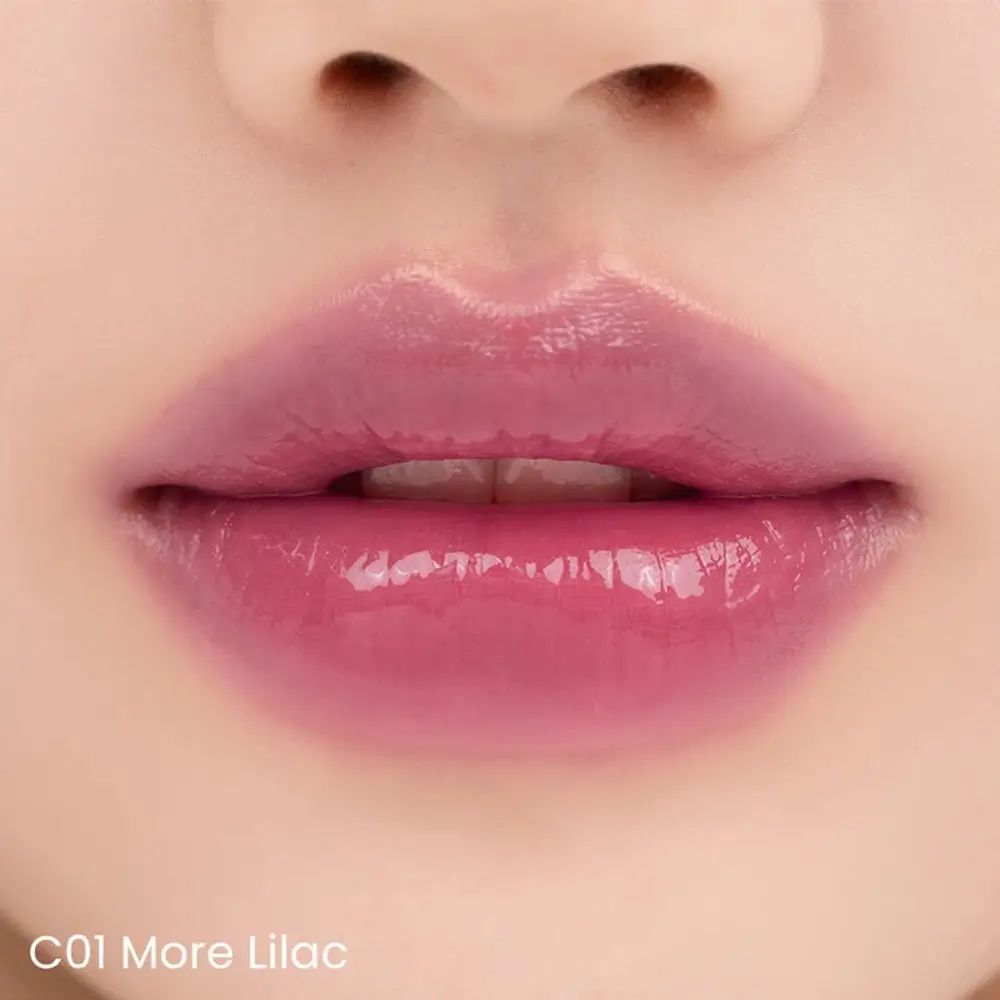Close-up van lippen met glanzende, lila lipgloss. Tekst: C01 More Lilac.