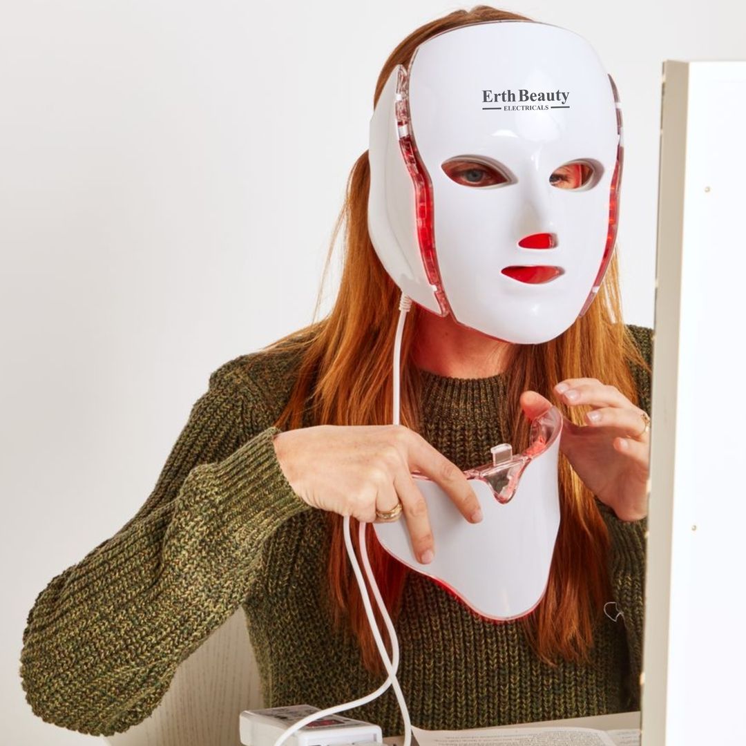 Een vrouw draagt een wit LED-gezichtsmasker. Het masker heeft rode LED-lampjes. Ze houdt het nekstuk vast.