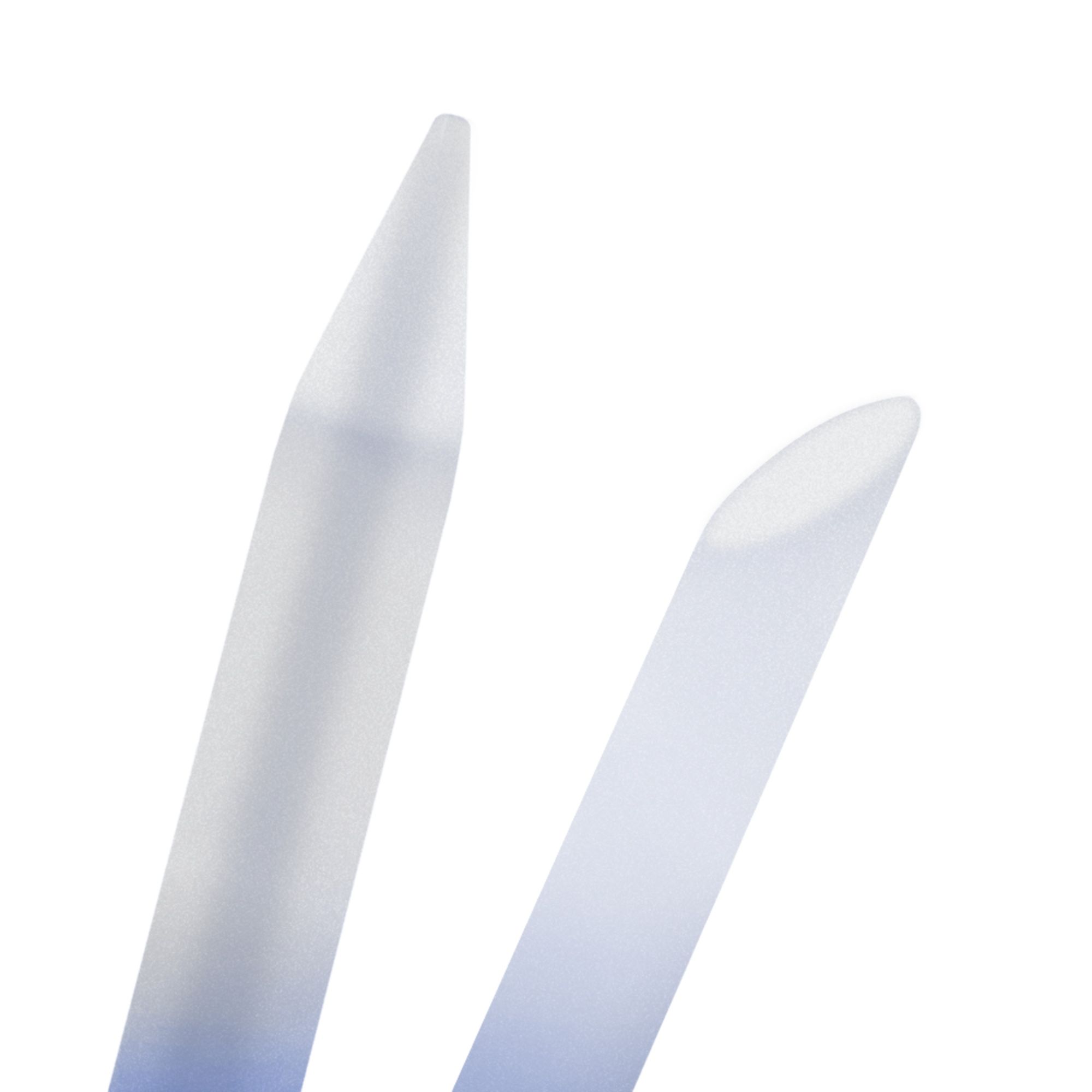 Twee glazen nagelvijlen, puntig toelopend. Blauw-witte kleurovergang. AILORIA-logo onderaan. Close-up.
