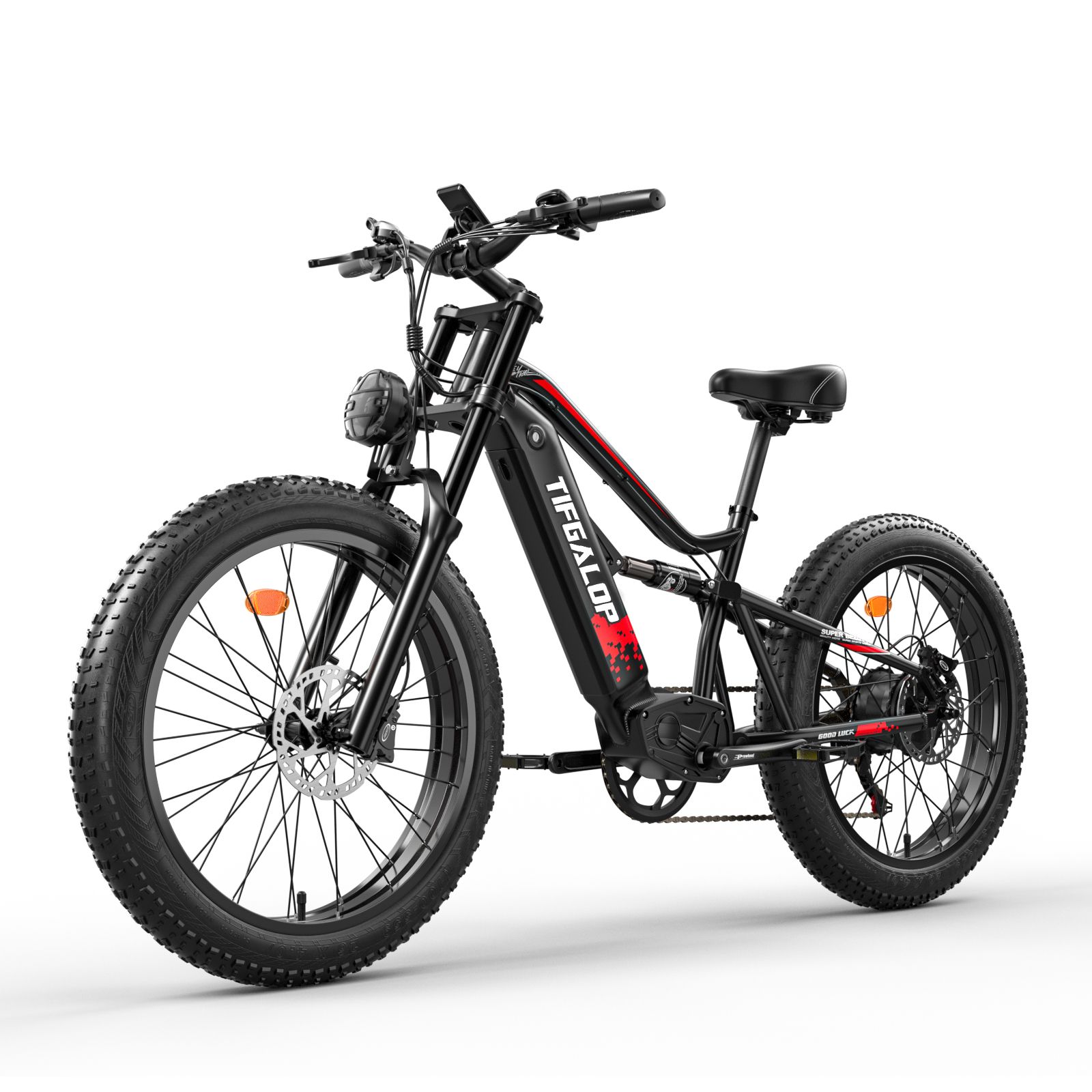 VTT électrique noir avec accents rouges. Gros pneus, freins à disque, phare avant et logo TIFGALOP.