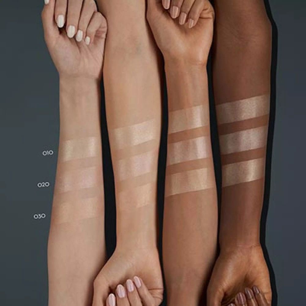 Bras avec échantillons d'highlighter sur différentes carnations. Trois bandes par bras. Inscription: 010, 020, 030.