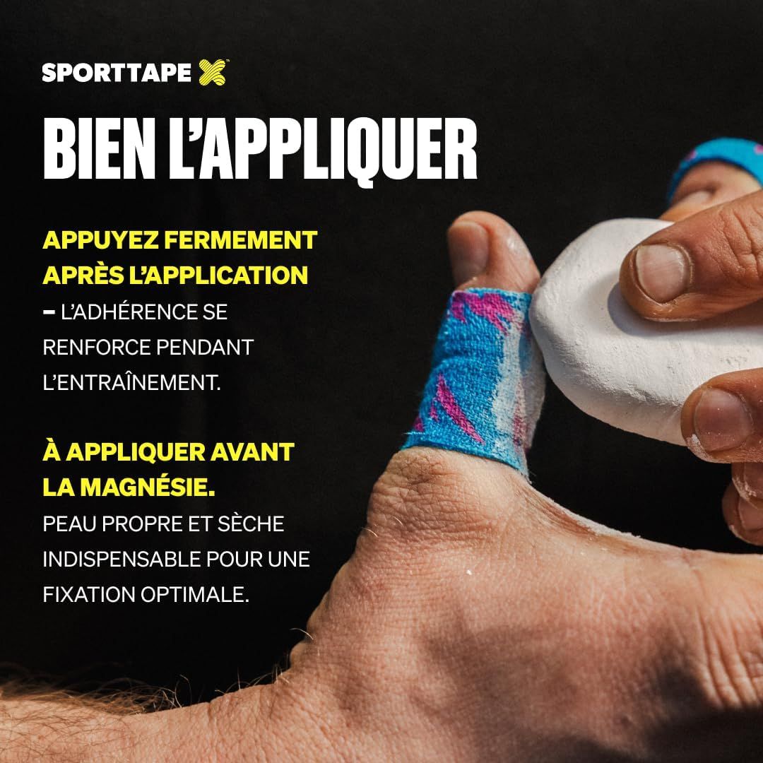 Un pouce avec du tape de sport bleu et rose. Une main tient un bloc blanc.