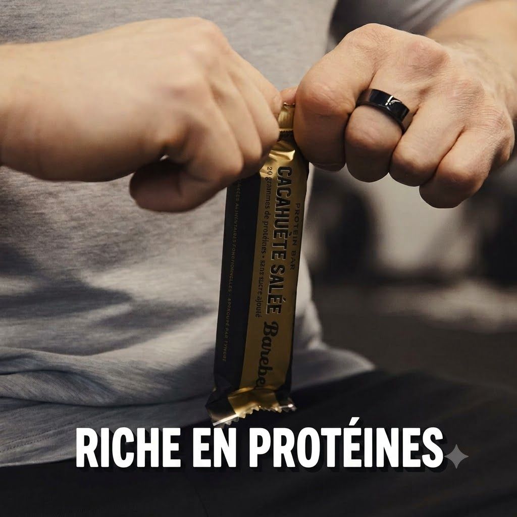 Mains ouvrant une barre protéinée Barebells "Cacahuète Salée". Texte : "Riche en protéines".