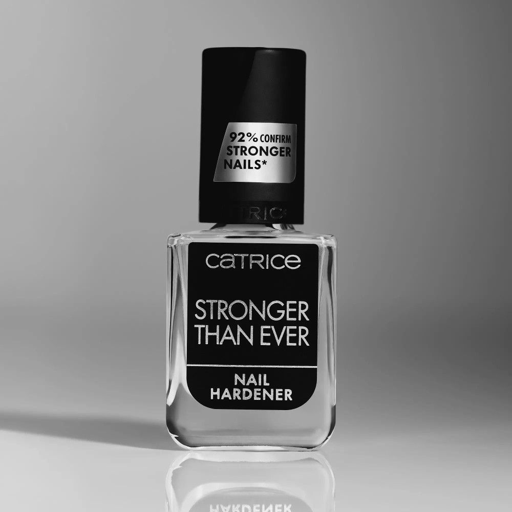 Zwart-wit foto van een nagelverharder fles met zwarte dop. Opschrift: Catrice, Stronger Than Ever, Nail Hardener. 92%.