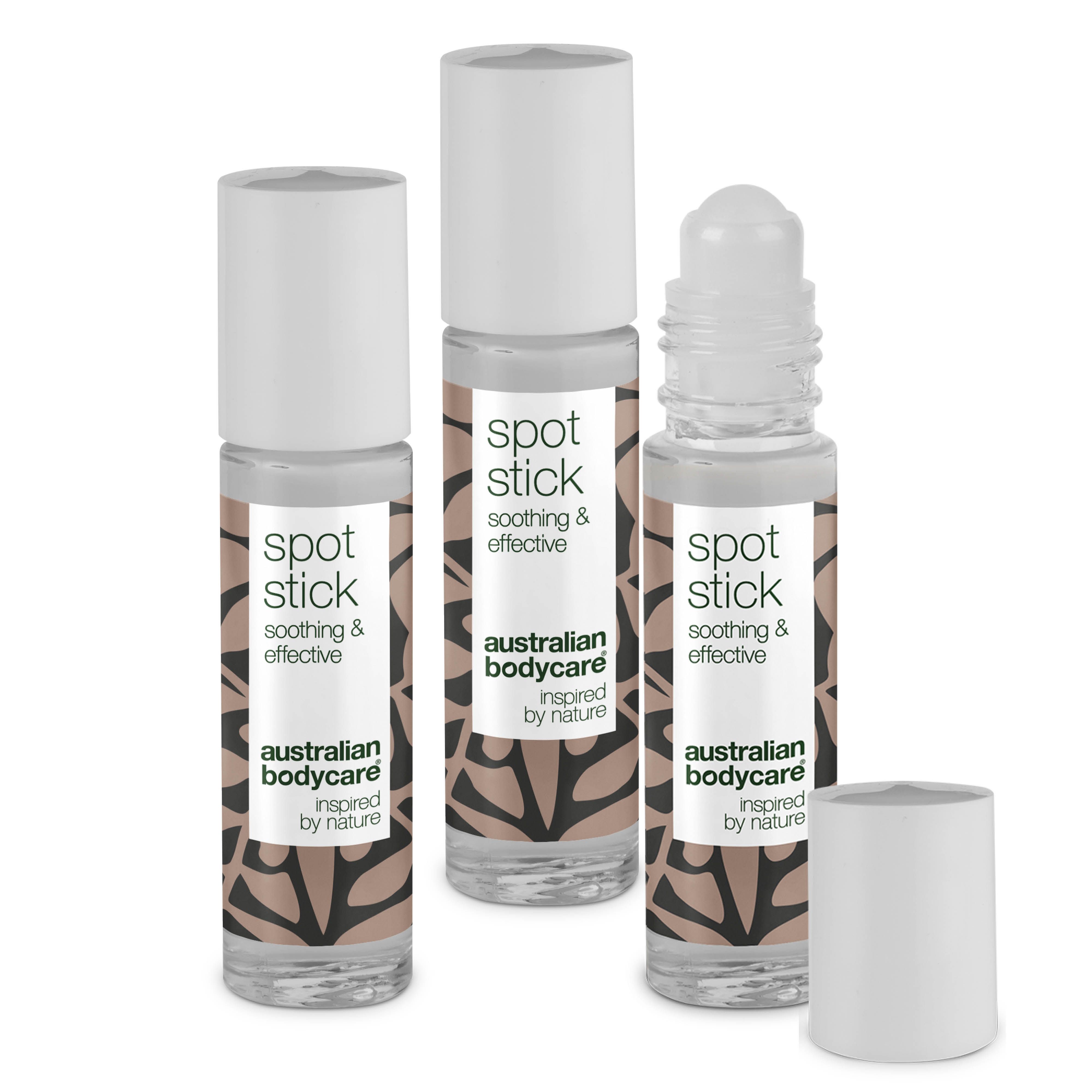 Trois flacons Spot Stick avec bouchons blancs. Inscription : Spot Stick, apaisant & efficace, Australian Bodycare.