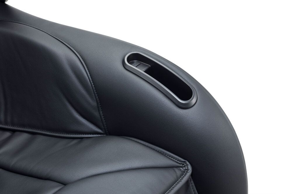 Gros plan sur l'accoudoir d'un fauteuil de massage noir. Poignée intégrée.