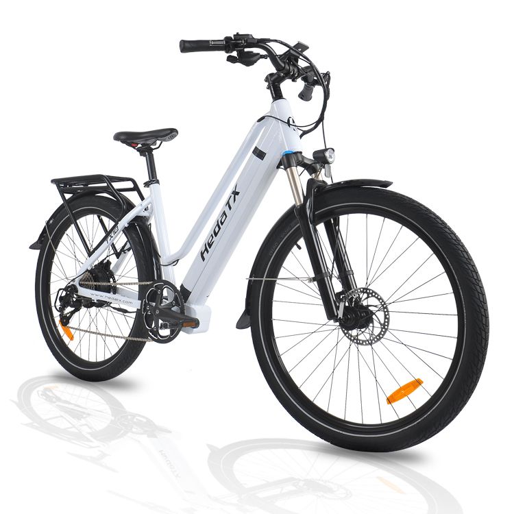 Witte elektrische fiets met zwarte banden en details. Merk Hedatx TX. Bagagerek en spatborden.