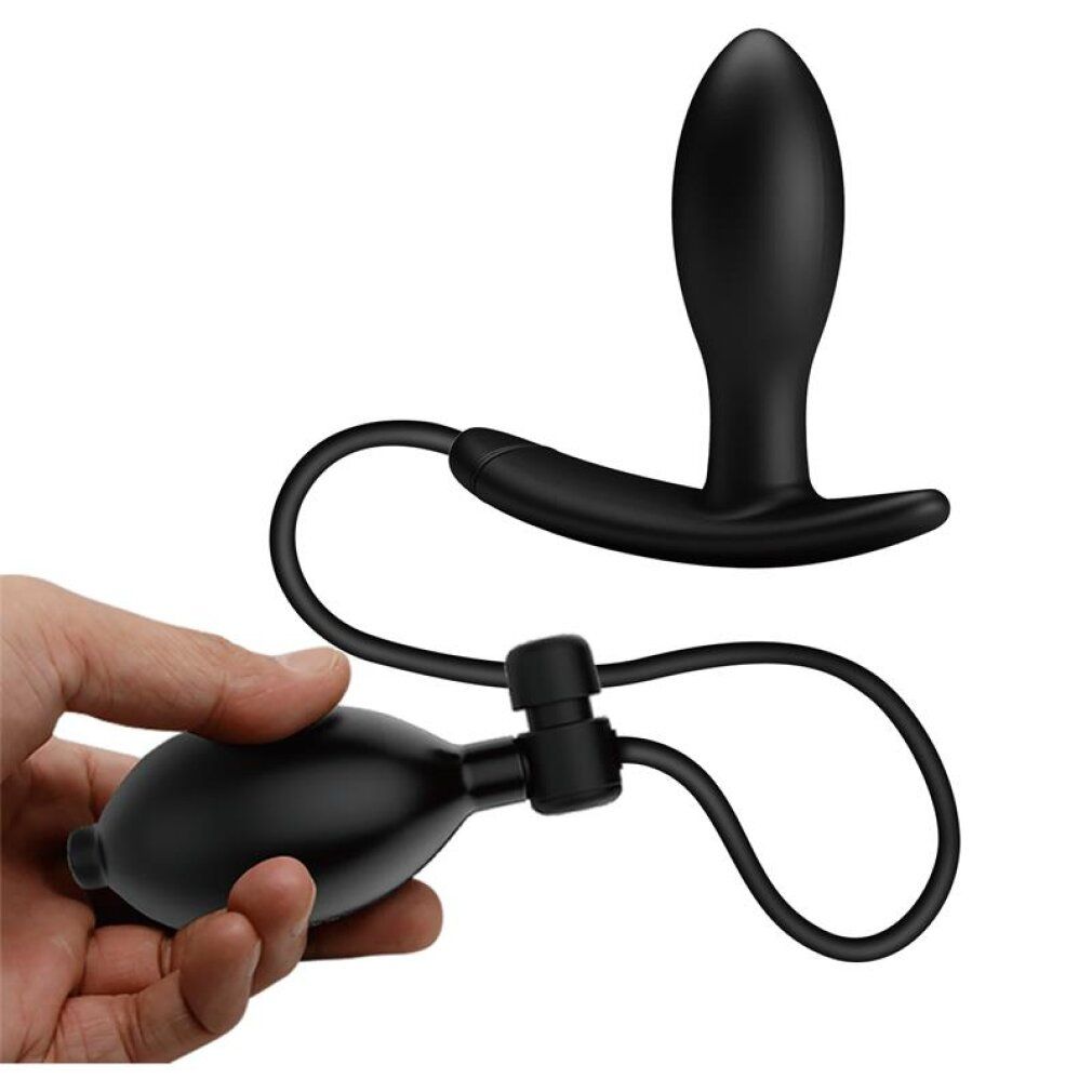 Hand die de pomp van een zwarte, opblaasbare anale plug vasthoudt. De plug is verbonden via een slang.