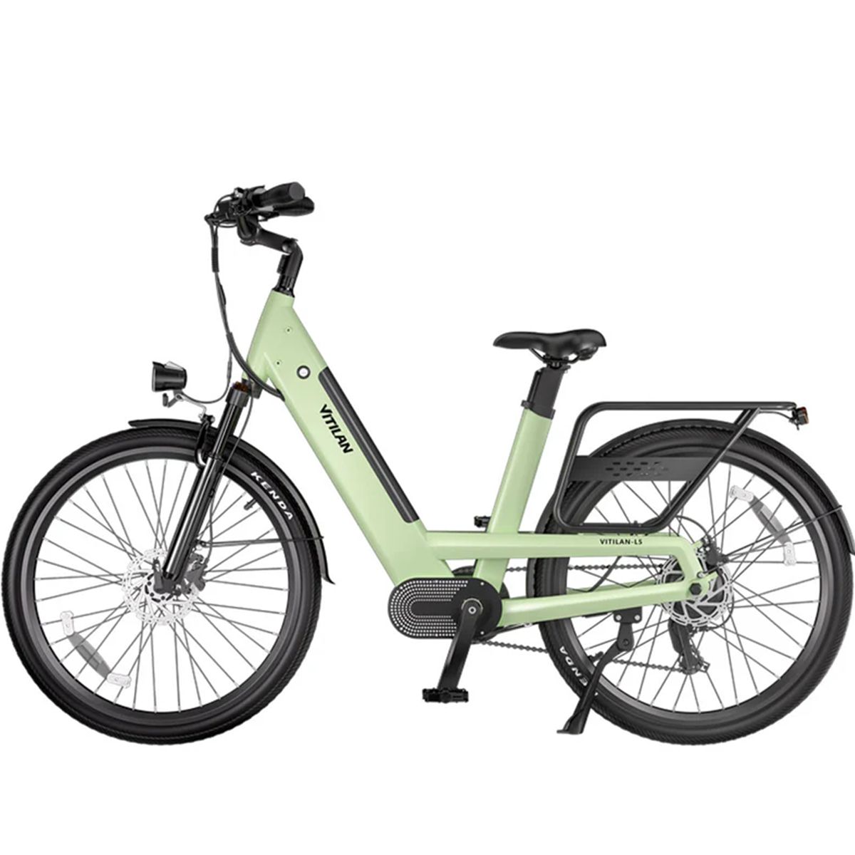 Lichtgroene Vitilan L5 elektrische fiets. Zwarte banden, bagagerek en koplamp. De fiets staat rechtop.