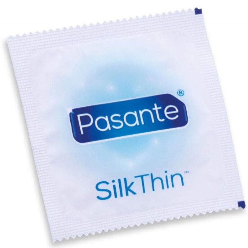 Individuele verpakking van een Pasante Silk Thin condoom. Wit met blauw ontwerp en productnaam.