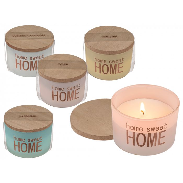 Meerdere geurkaarsen met houten deksels. Opschrift "home sweet HOME". Verschillende geuren: Roos, Jasmijn, Meloen, White Cotton.
