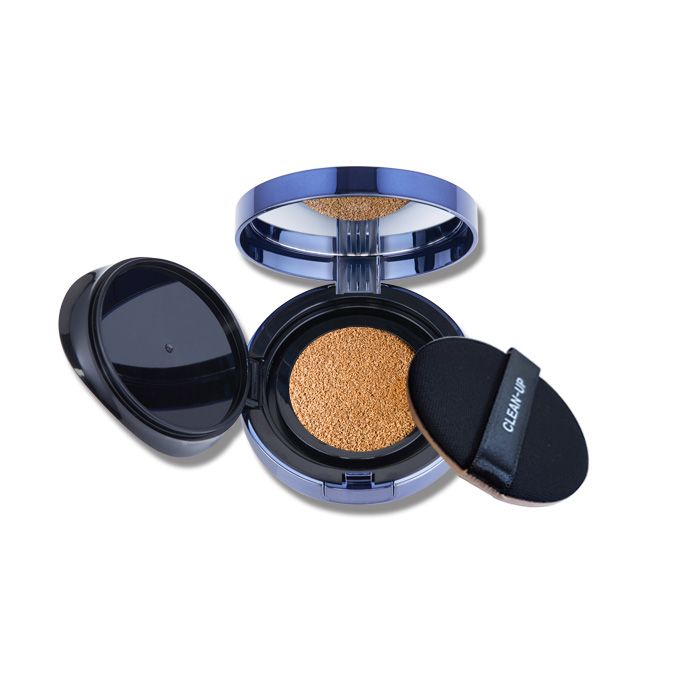 Boîtier cosmétique bleu ouvert avec miroir, éponge et produit teinté. Applicateur noir avec inscription "CLEAN-UP".