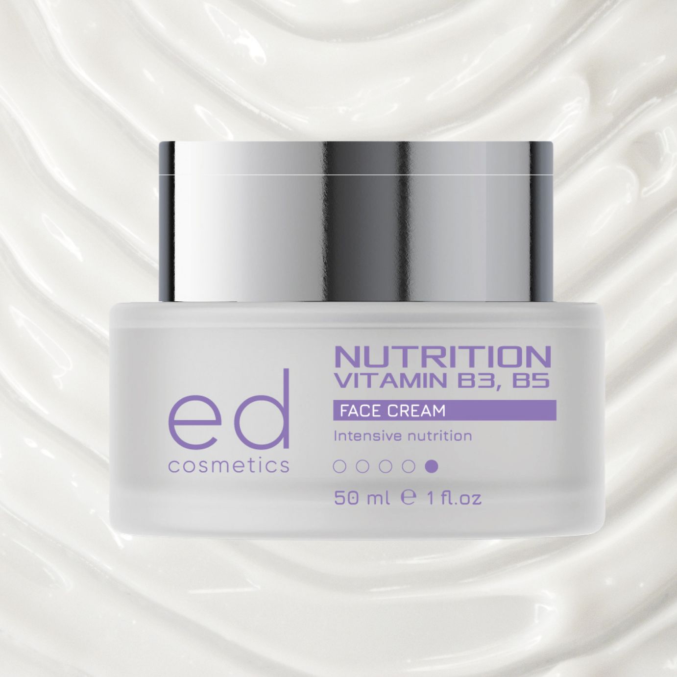 Pot de crème avec couvercle argenté. Inscription : "ed cosmetics", "NUTRITION VITAMIN B3, B5 FACE CREAM".