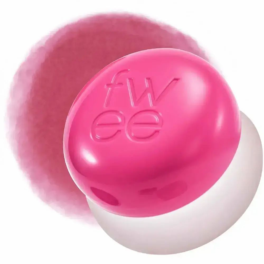 Roze lip- en wangpuddingpot met FWEE-logo. Ronde vorm, op witte achtergrond. Roze kleurvlek op de achtergrond.