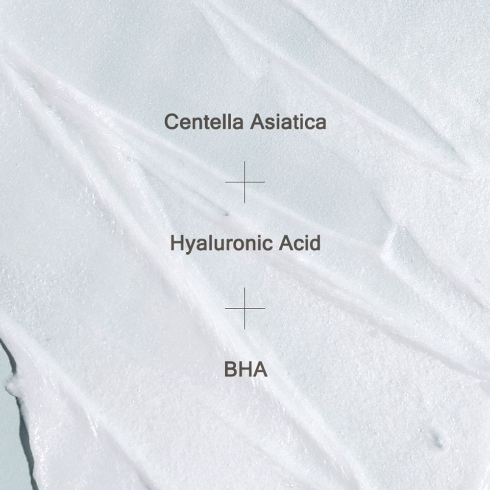 Tekst op witte achtergrond: Centella Asiatica, Hyaluronzuur, BHA. Witte textuur op de achtergrond.