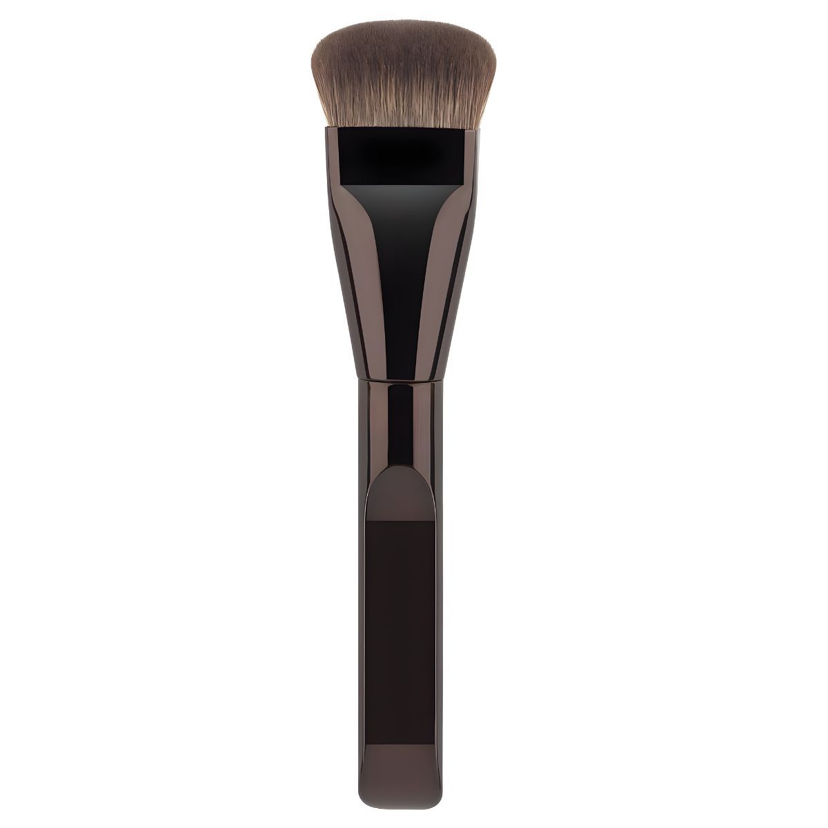 Pinceau de maquillage plat et dense avec manche sombre et poils bruns.