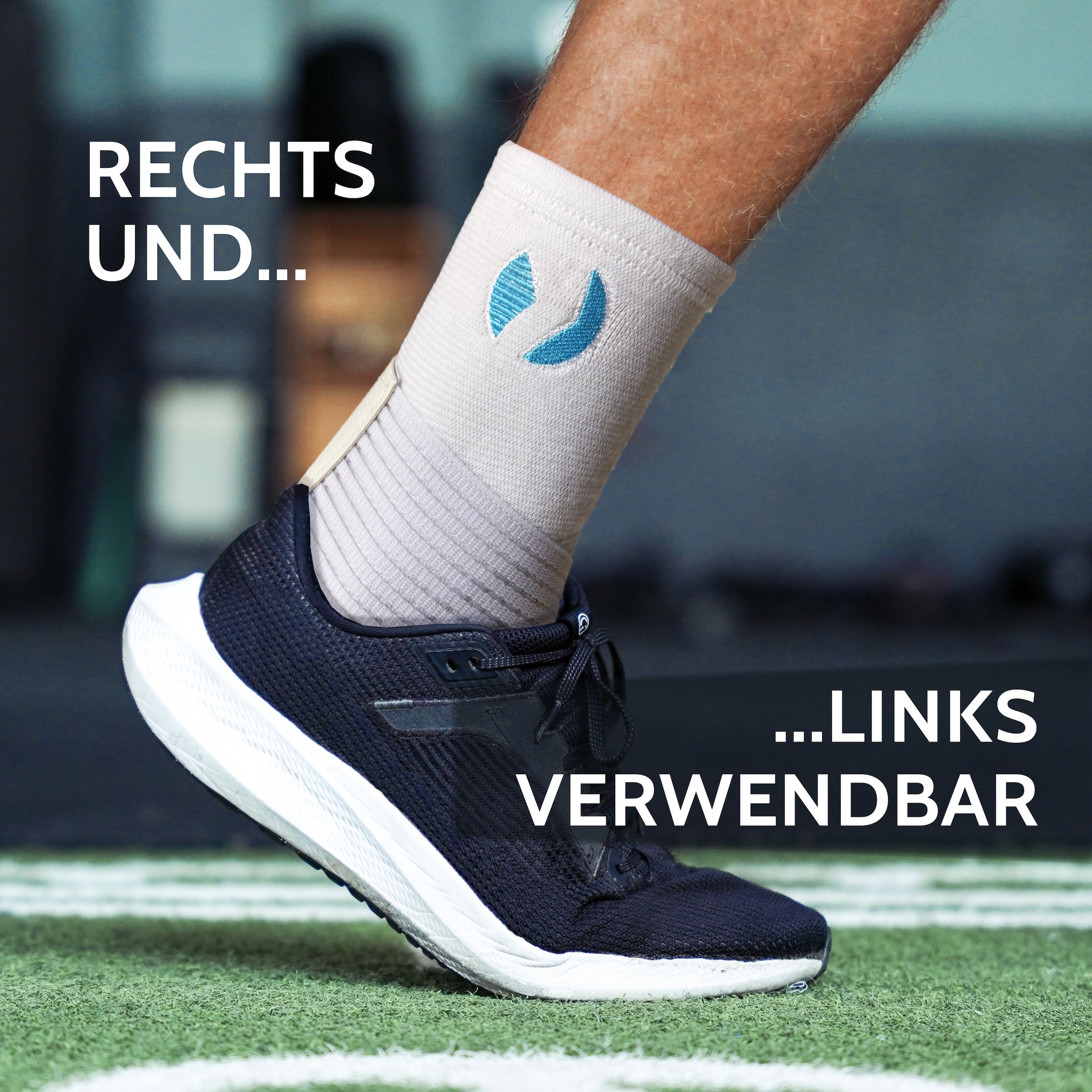 Persoon met enkelbrace aan voet. Wit product met blauw logo. Voor rechts en links bruikbaar.