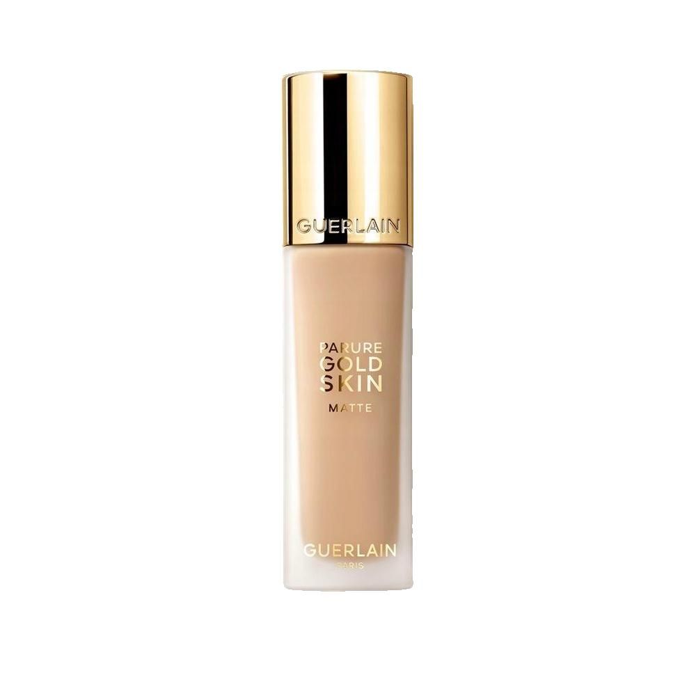 Fond de teint liquide en flacon de verre avec bouchon doré. Inscription: Parure Gold Skin Matte. Marque: Guerlain.