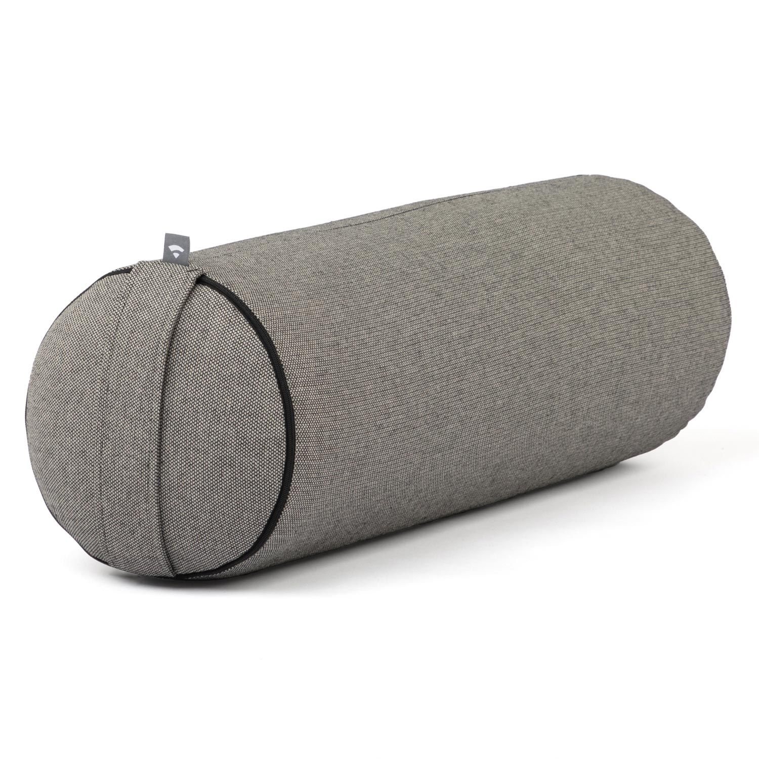 Grijze yoga bolster in cilindrische vorm. Zwarte rand en klein label. Textuur van de stof zichtbaar.